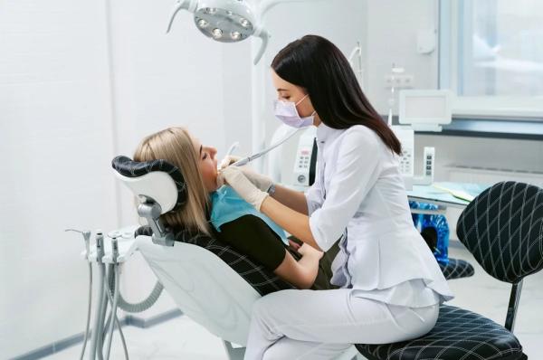 
        Es hora de ir al dentista: dentista enumera los 6 mejores procedimientos dentales para las vacaciones    