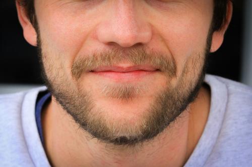 Por qué no me crece la barba: causas y maneras de estimular su crecimiento