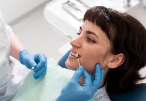 La verdad sobre los implantes dentales: cómo regresar rápidamente a tu vida habitual
