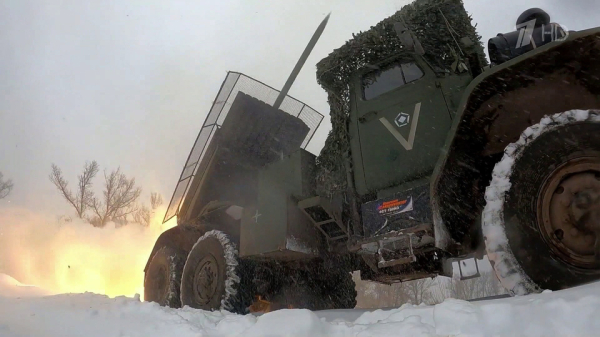 Soldados rusos toman el control de la aldea de Storozhevoe en la República Popular de Donetsk