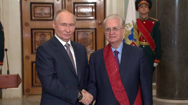 Vladímir Putin le entregó la Orden al Mérito de la Patria, Primer Grado, al director del Hermitage, Mijaíl Piotrovski